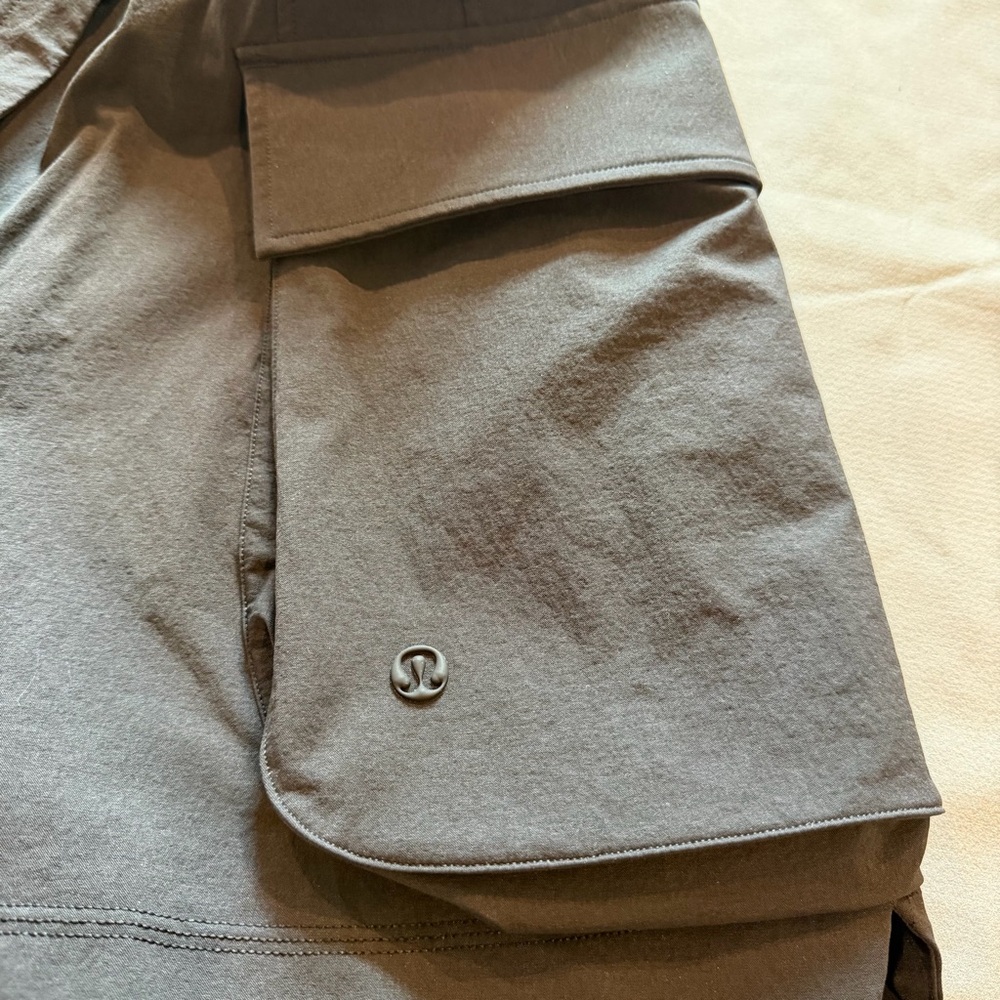 Lululemon Relaxed-Fit Super-High-Rise Cargo Short 4" Black Size 10 - Picture 8 of 15